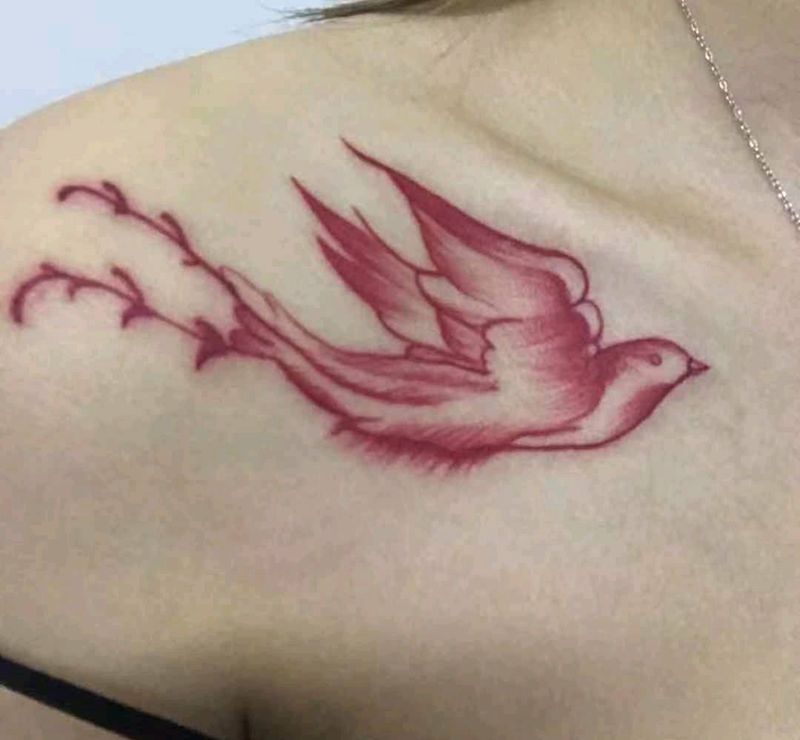 燕子纹身图片_肩部欧美写实纹身图案