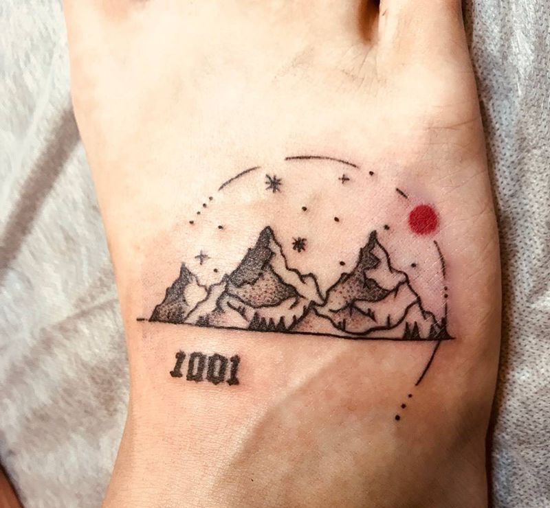 小清新点刺红太阳纹身图片