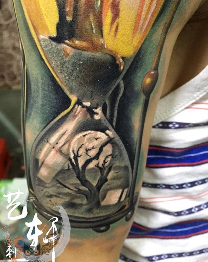 沙漏作品纹身图片_欧美写实手臂纹身图案