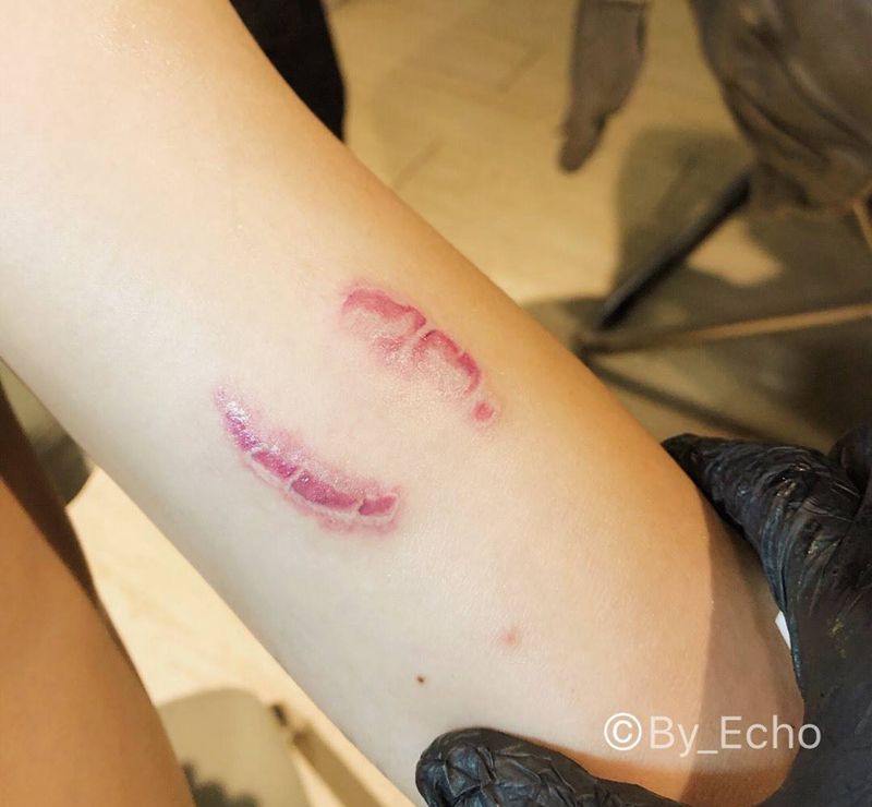 牙印纹身图片_成品手臂写实清新情侣原创人物纹身图案