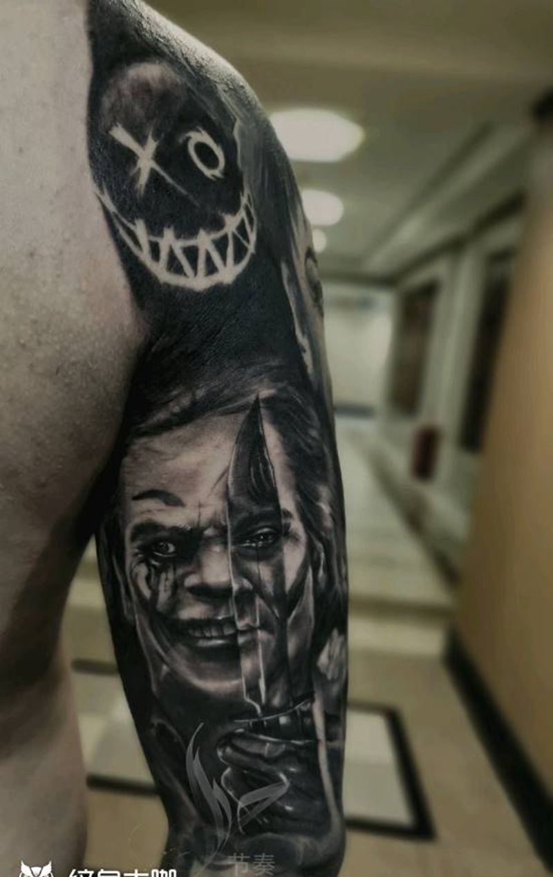 小丑纹身图片_手臂欧美写实纹身图案