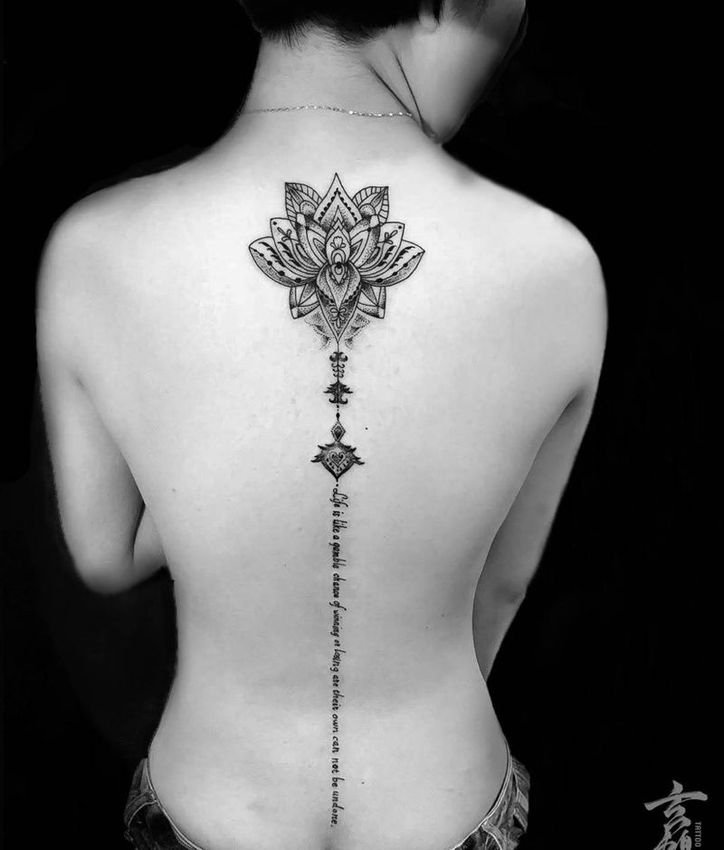 繁花與脊椎的組合纹身图片_成品背部清新几何字符原创玄鹤刺青深圳纹身图案
