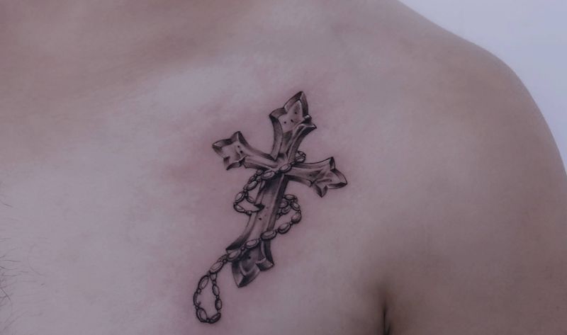 写实十字架纹身图片_胸部欧美写实写实 十字架纹身图案
