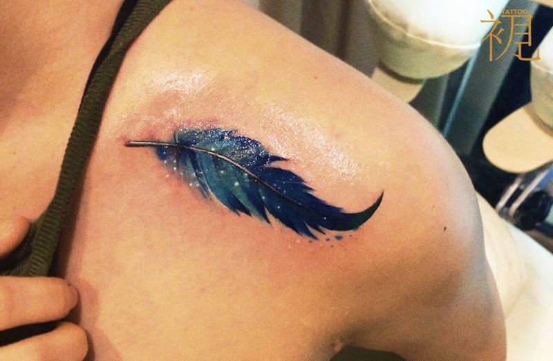 渐变羽毛水彩纹身图片