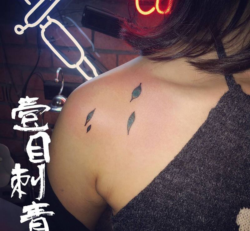 不对称花花纹身图片