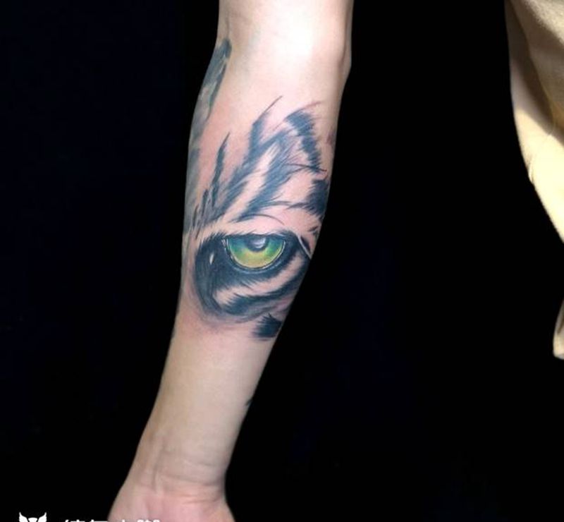 欧美写实老虎眼纹身图片_手臂手部欧美写实新传统老虎动物纹身图案