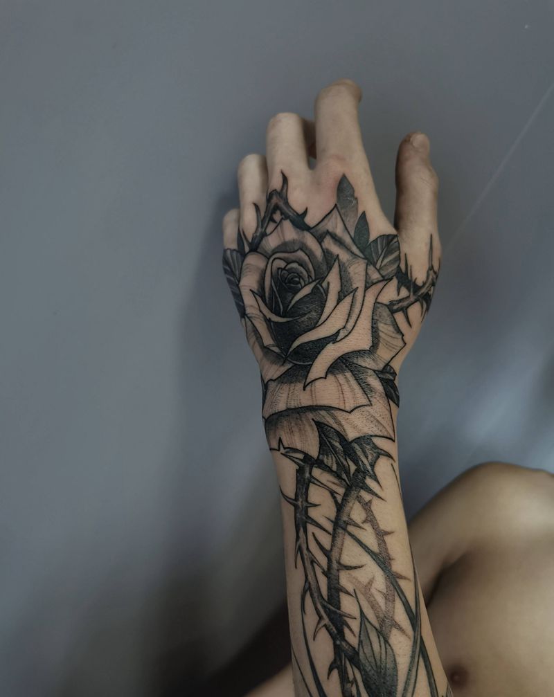 玫瑰花藤纹身图片_手部纹身图案