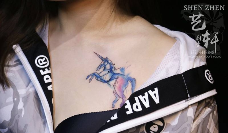 独角兽纹身图片_成品胸部清新动物纹身图案