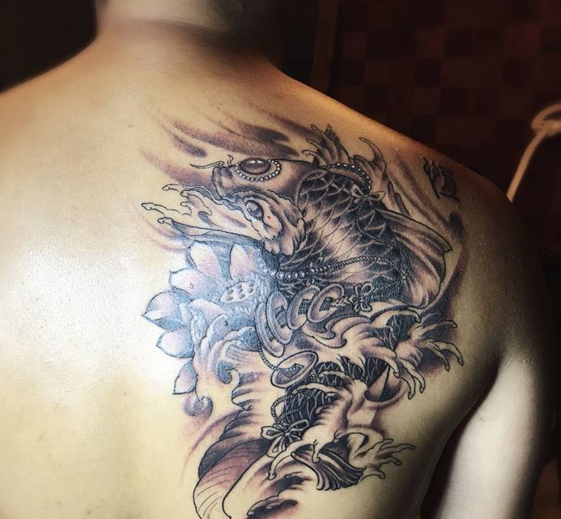 鱼纹身图片_成品背部传统动物纹身图案