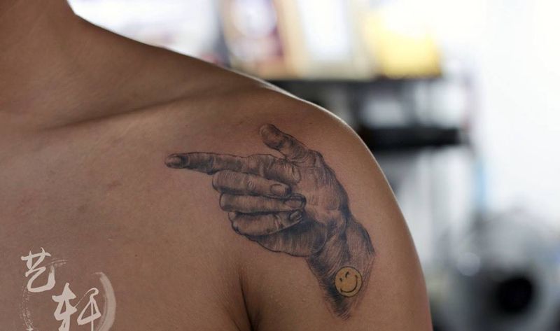 手纹身图片_成品肩部欧美人物纹身图案