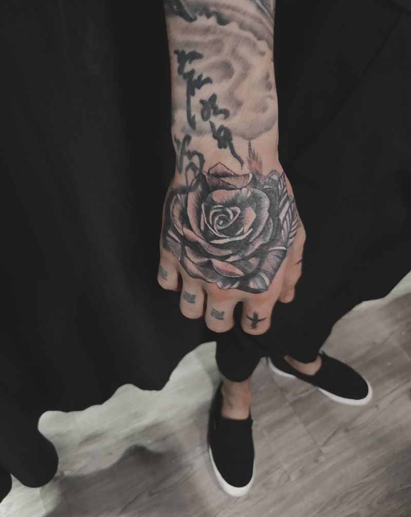 玫瑰花纹身图片_手部欧美写实纹身图案