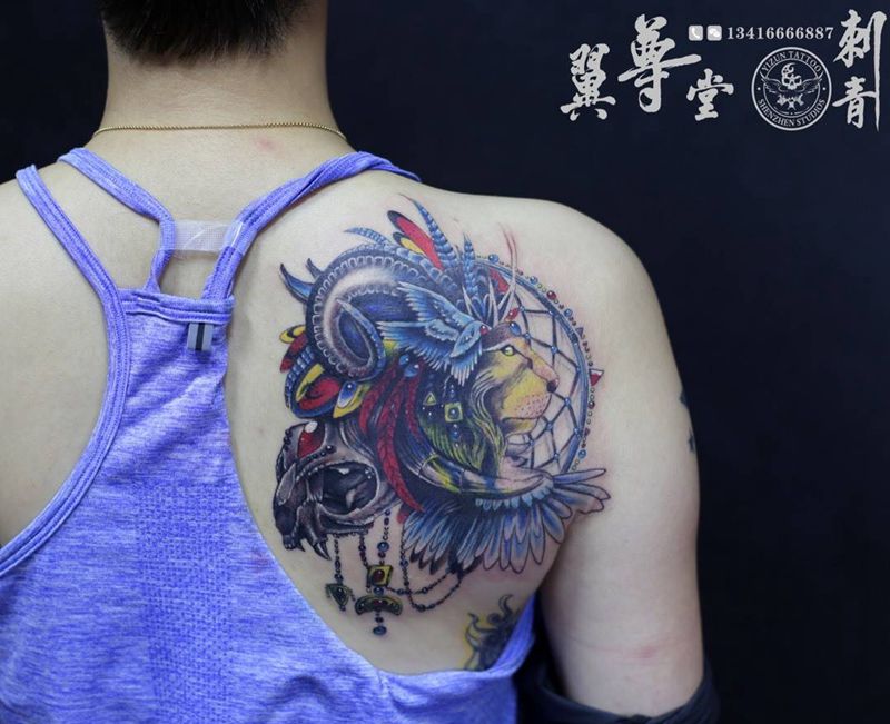 旧图遮盖纹身图片_成品背部肩部欧美动物彩色遮盖捕梦网骷髅女生纹身图案