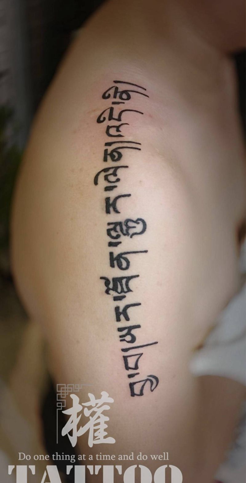 语录纹身图片_肩部手臂花体字几何纹身图案