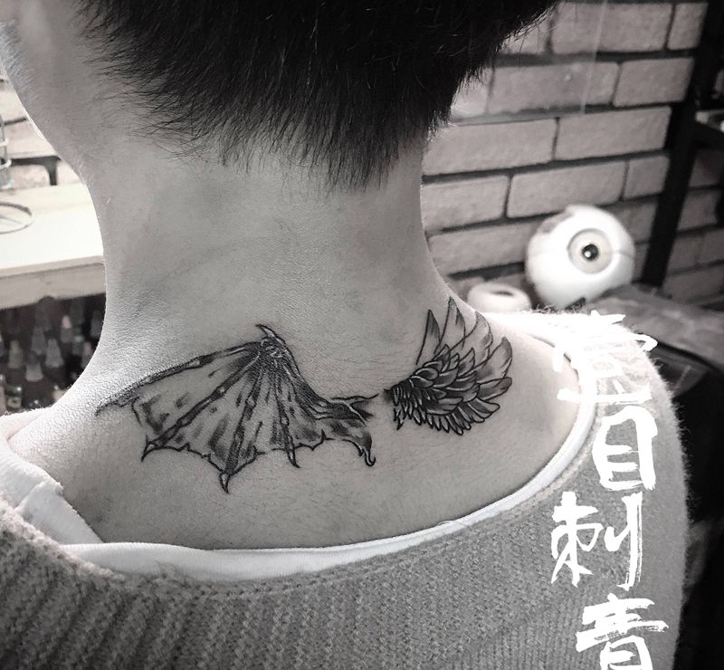 翅膀纹身图片_颈部New School纹身图案