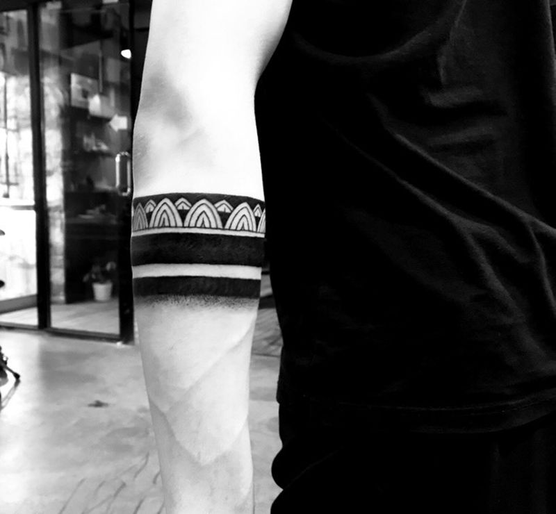 图腾臂环纹身图片