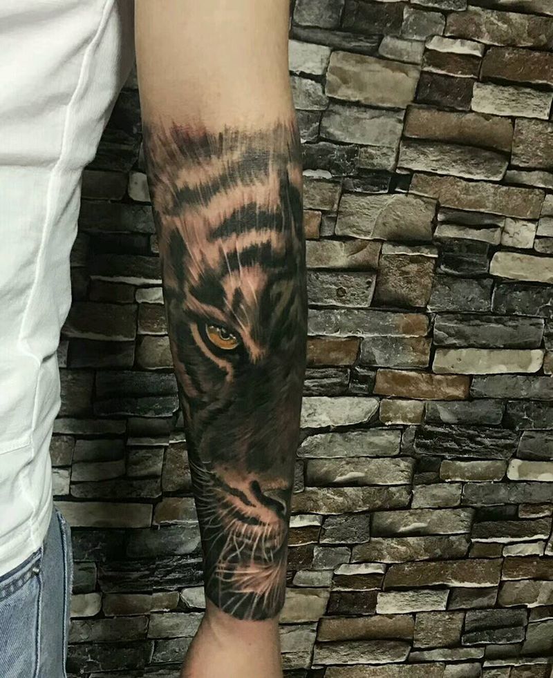 包小臂大猫完成纹身图片