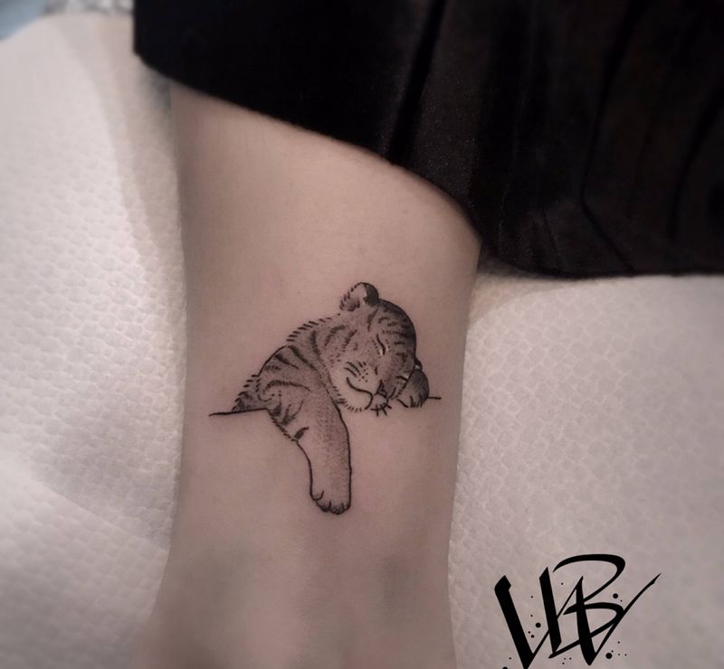 老虎仔纹身图片_脚部点刺纹身图案