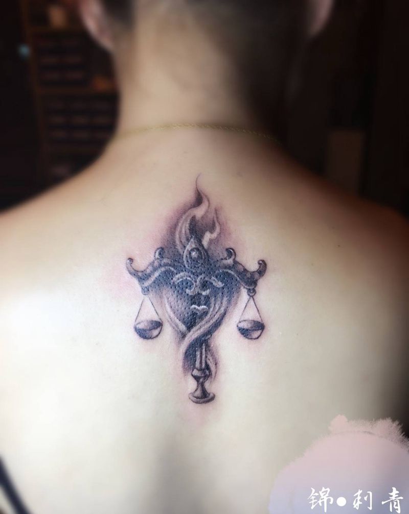 天秤座纹身图片_成品背部清新欧美写实静物原创纹身图案