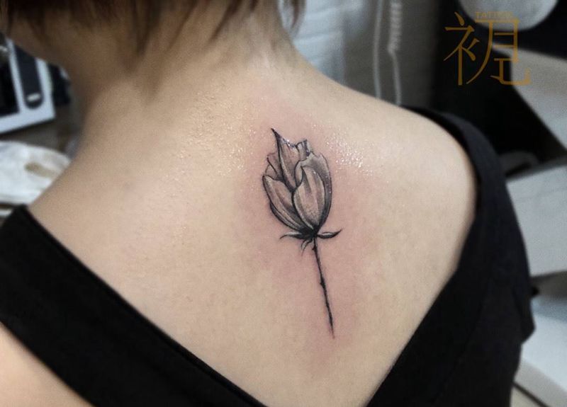 清新花朵纹身图片_背部颈部欧美写实清新素花纹身图案