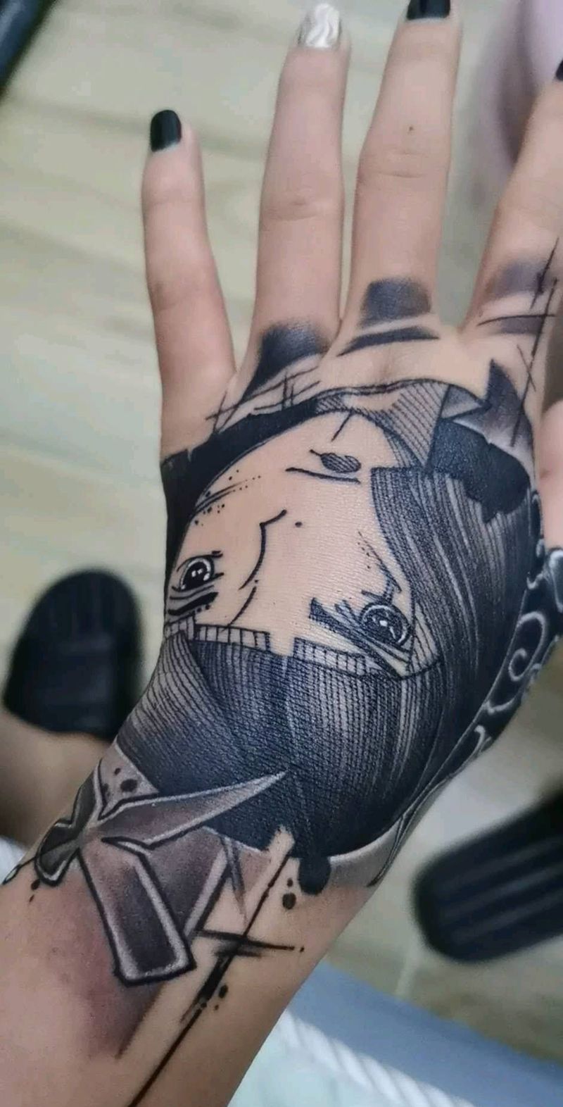 卡通白龙纹身图片_手部卡通纹身图案