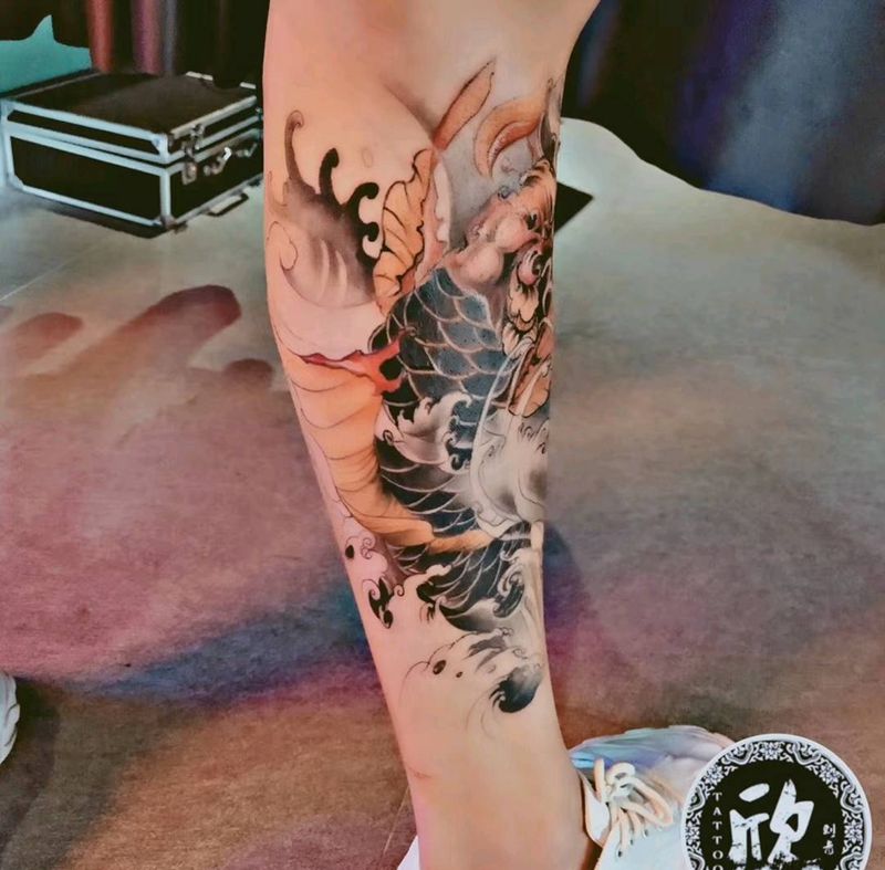 鲤鱼纹身图片_腿部纹身图案