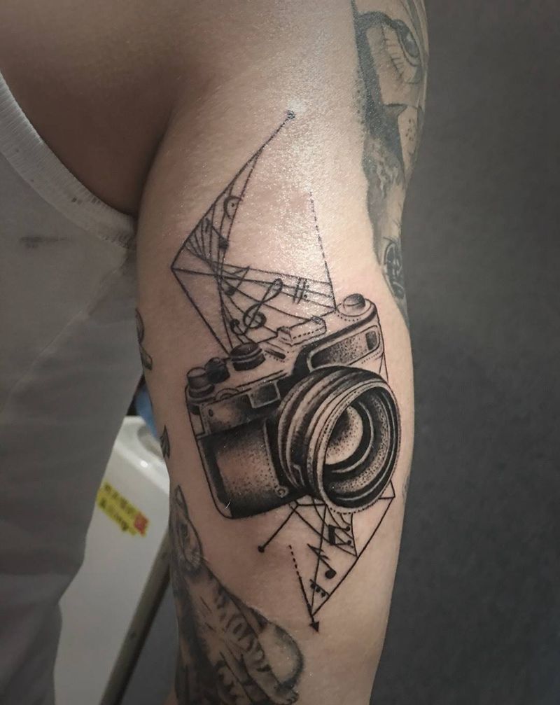 相机纹身图片_手臂点刺几何纹身图案