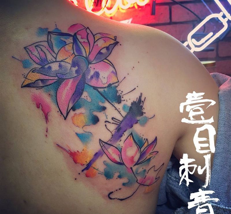 水彩荷花纹身图片