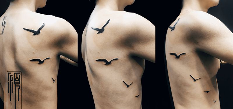 飞翔的海鸥纹身图片_背部腹部几何海鸥纹身图案