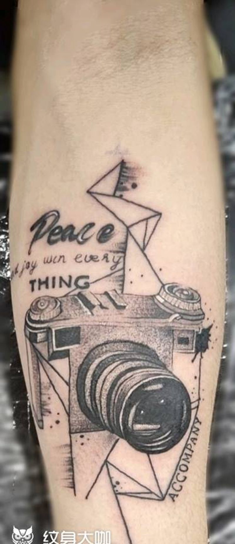相机纹身图片_手部欧美写实纹身图案