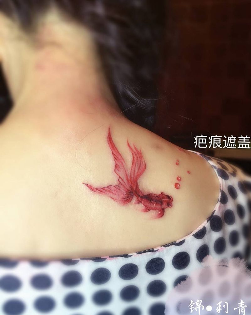 金鱼遮盖疤痕纹身图片_成品背部清新动物静物纹身图案