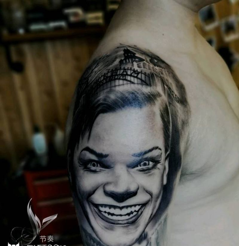 花臂小丑局部纹身图片_手臂欧美写实纹身图案