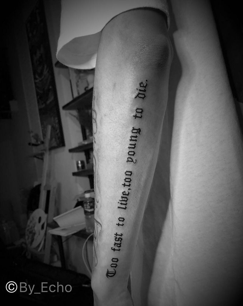 小花体纹身图片_成品手臂欧美字符几何纹身图案