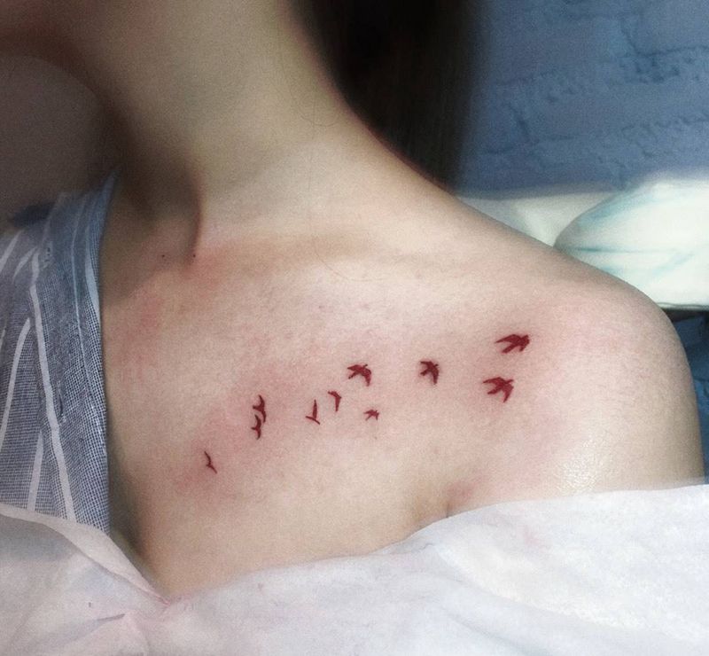 小清新纹身图片_肩部腰部水彩几何花  文字 鸟纹身图案