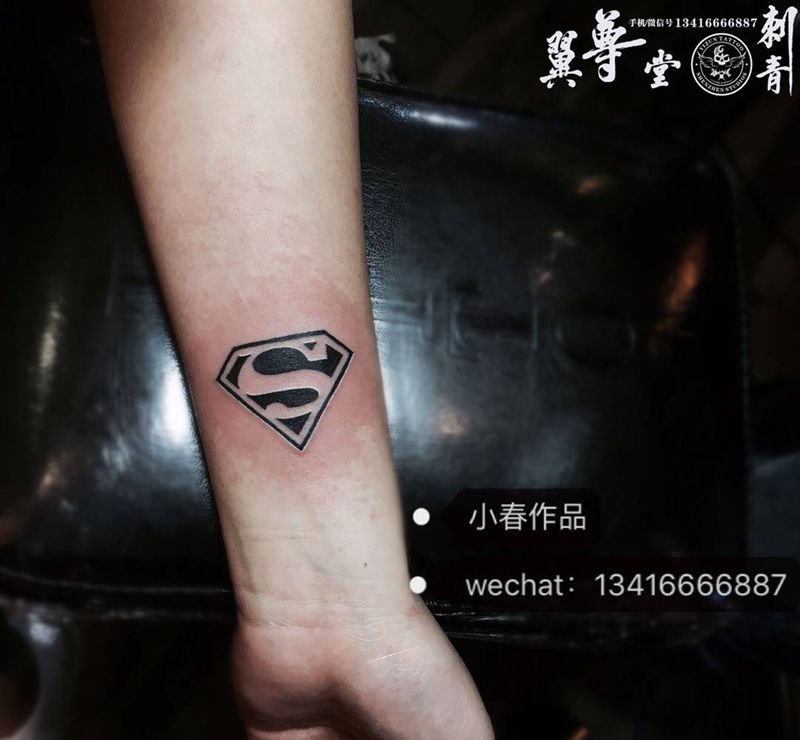 简单小超人纹身图片_成品手部清新几何图腾黑色纹身图案