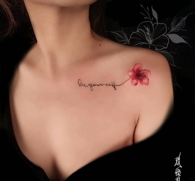 英文小花朵纹身图片_肩部纹身图案