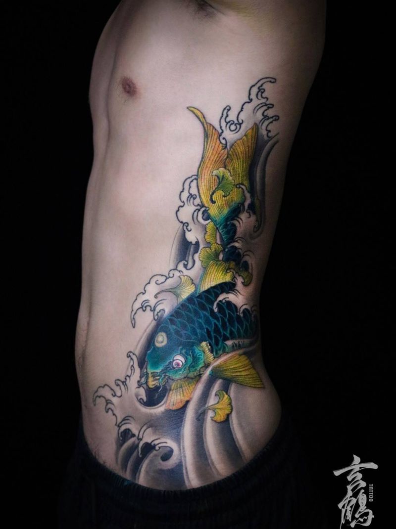 黃葉•綠鯉（遮蓋舊圖騰）纹身图片_成品腰部传统国画动物植物玄鹤刺青深圳遮蓋紋身纹身图案