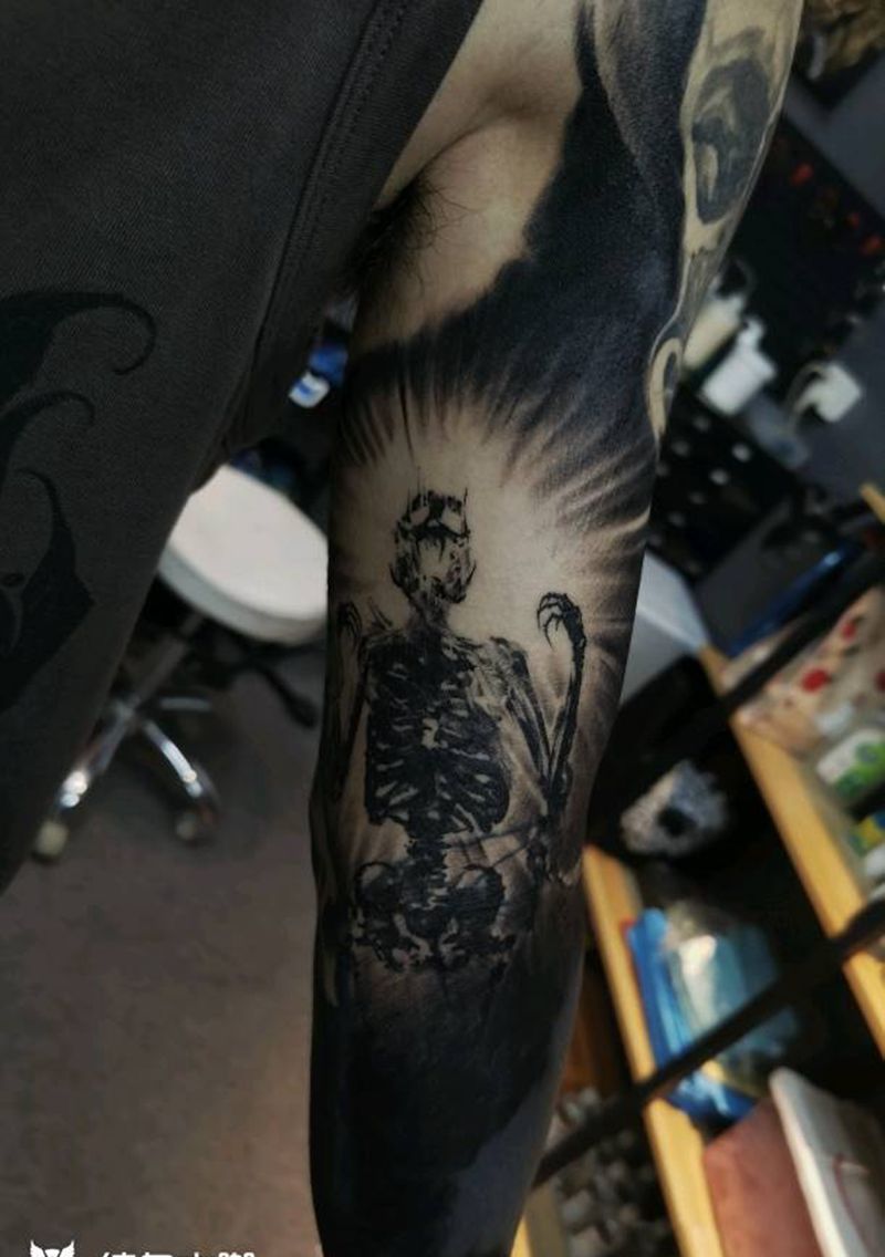 遮盖成黑臂纹身图片_手部欧美写实纹身图案