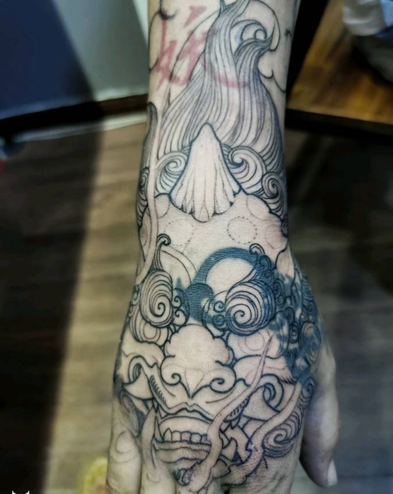 遮盖虎口鞋子的唐狮子纹身图片_手部新传统纹身图案