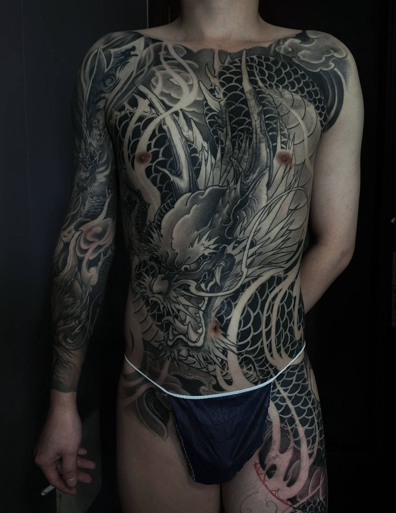 传统龙纹身图片_腹部手臂新传统纹身图案