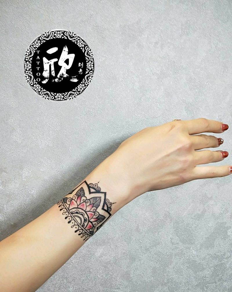 民族风臂环纹身图片