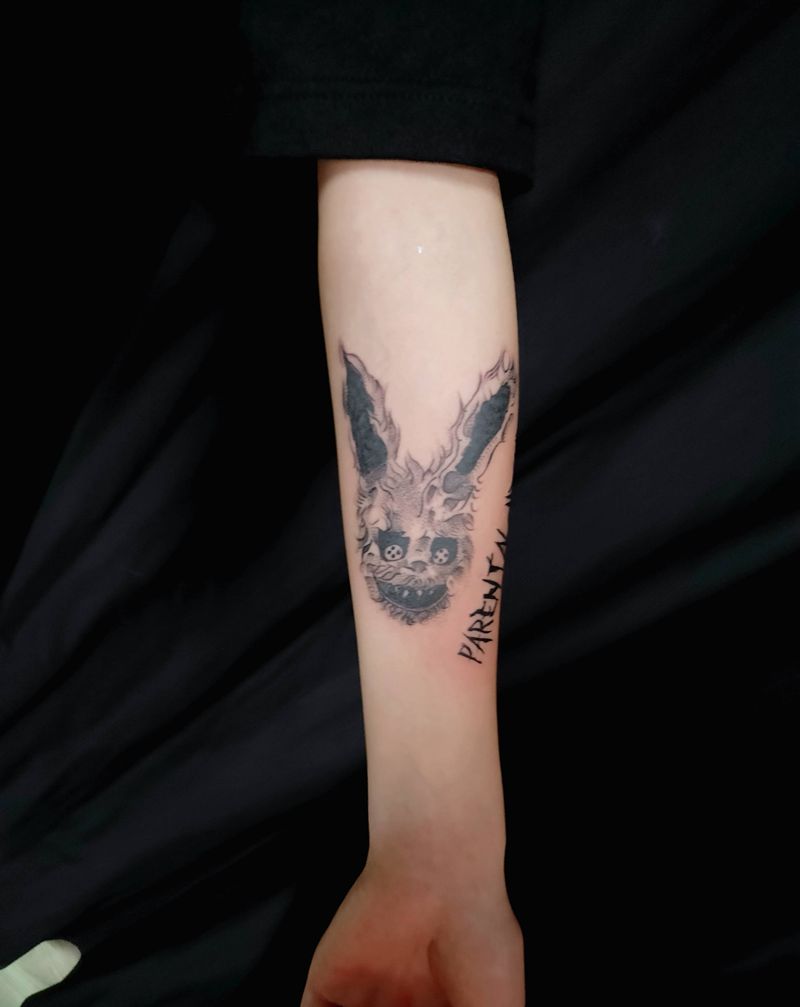 兔子纹身图片_手部欧美写实纹身图案