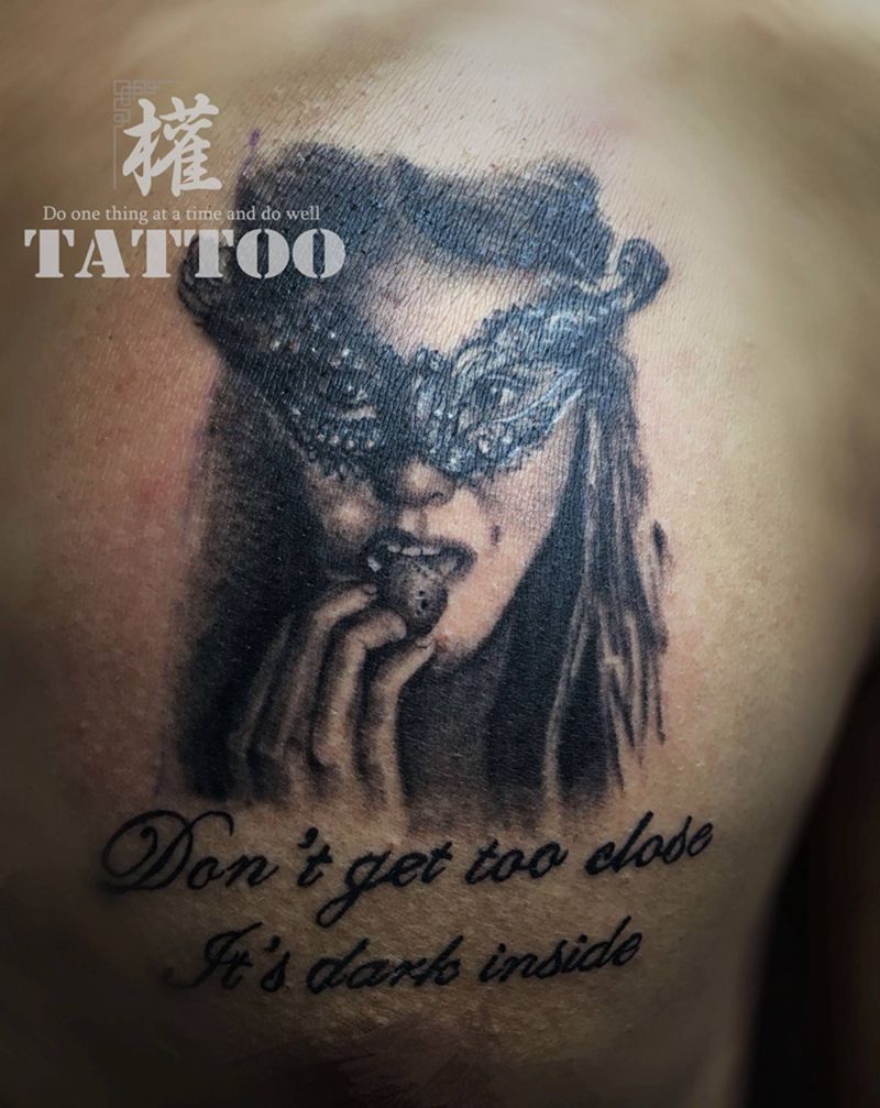 凯瑟琳纹身图片_胸部欧美写实纹身图案