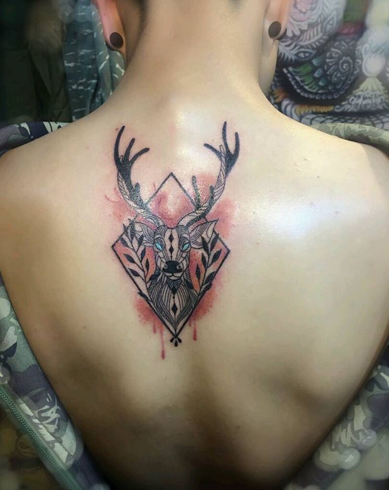 鹿头纹身图片_背部清新动物成品纹身图案