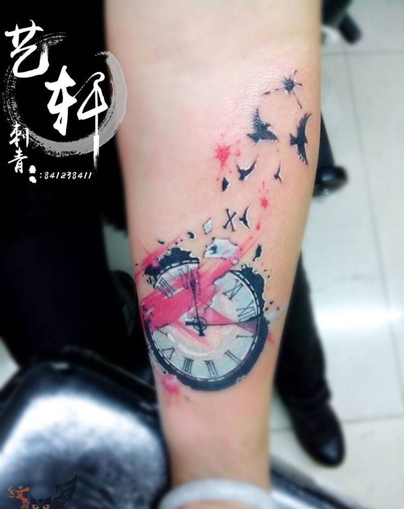 涂鸦钟表纹身图片_欧美手臂涂鸦纹身图案