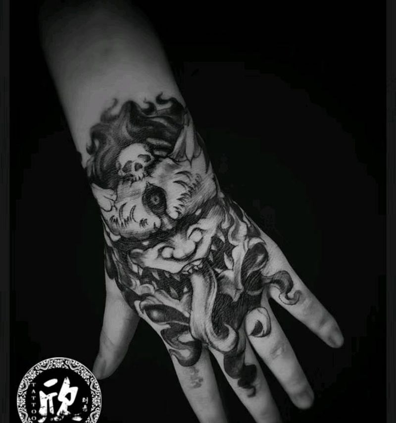 黑灰纹身图片_手部新传统纹身图案