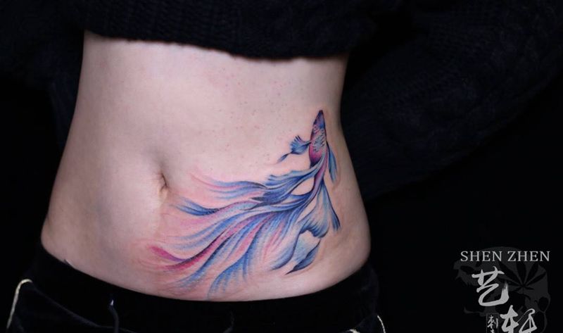 水墨金鱼纹身图片_成品腹部清新静物纹身图案