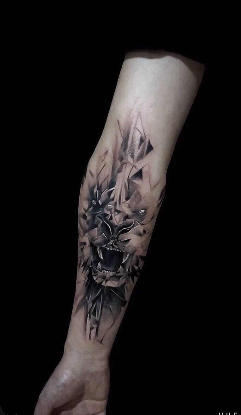 狮子纹身图片_手臂欧美写实几何欧美黑灰纹身图案