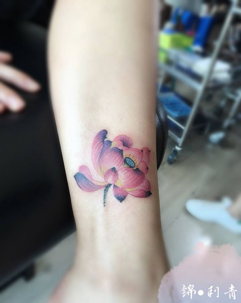 荷纹身图片_成品腿部清新传统植物纹身图案