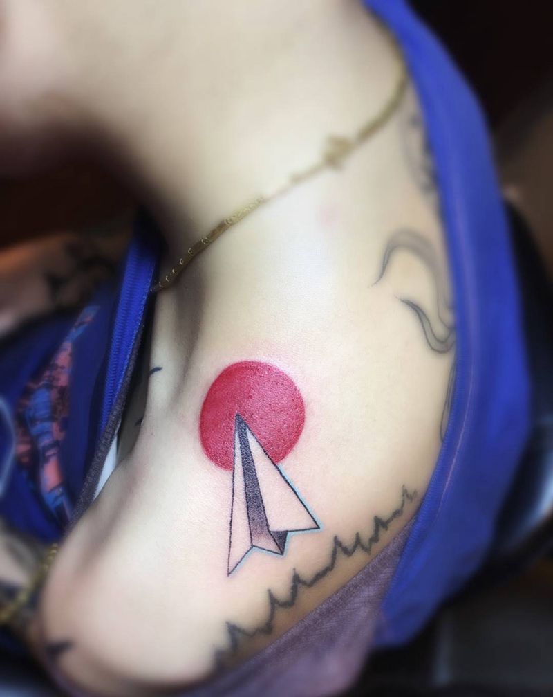 纸飞机纹身图片_清新几何肩部成品纹身图案