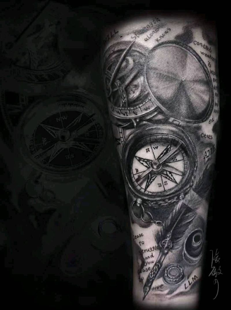 方向纹身图片_手臂欧美写实纹身图案